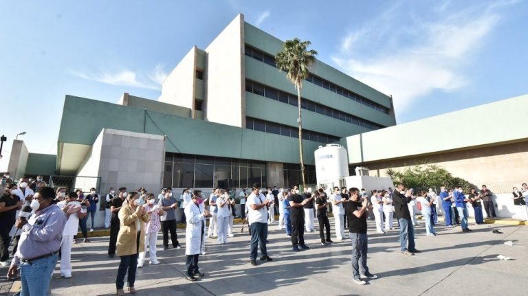 Médicos y trabajadores hospitalarios protestan este miércoles en el municipio de Monclova, en el estado de Coahuila. Foto de EFE/Gustavo Rodríguez